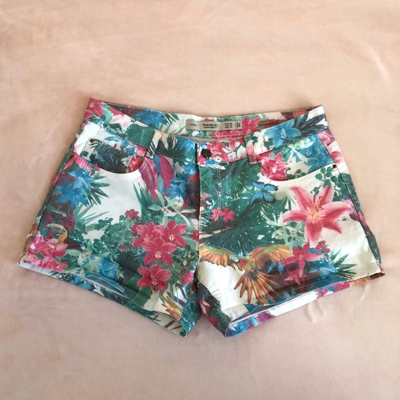 ZARA Flower/Tropical print jean shorts - Picture 3 of 3